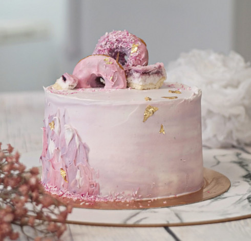 Tort z donutami różowy