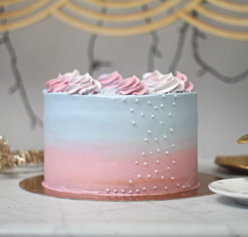 Dwukolorowy tort zdobiony rozetkami
