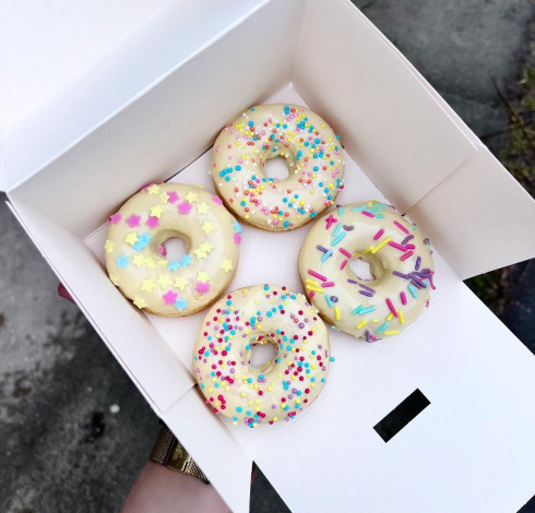 Box donutów